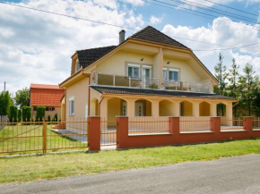 Отель Holiday Home Daisy 1  Балатонмариафюрде